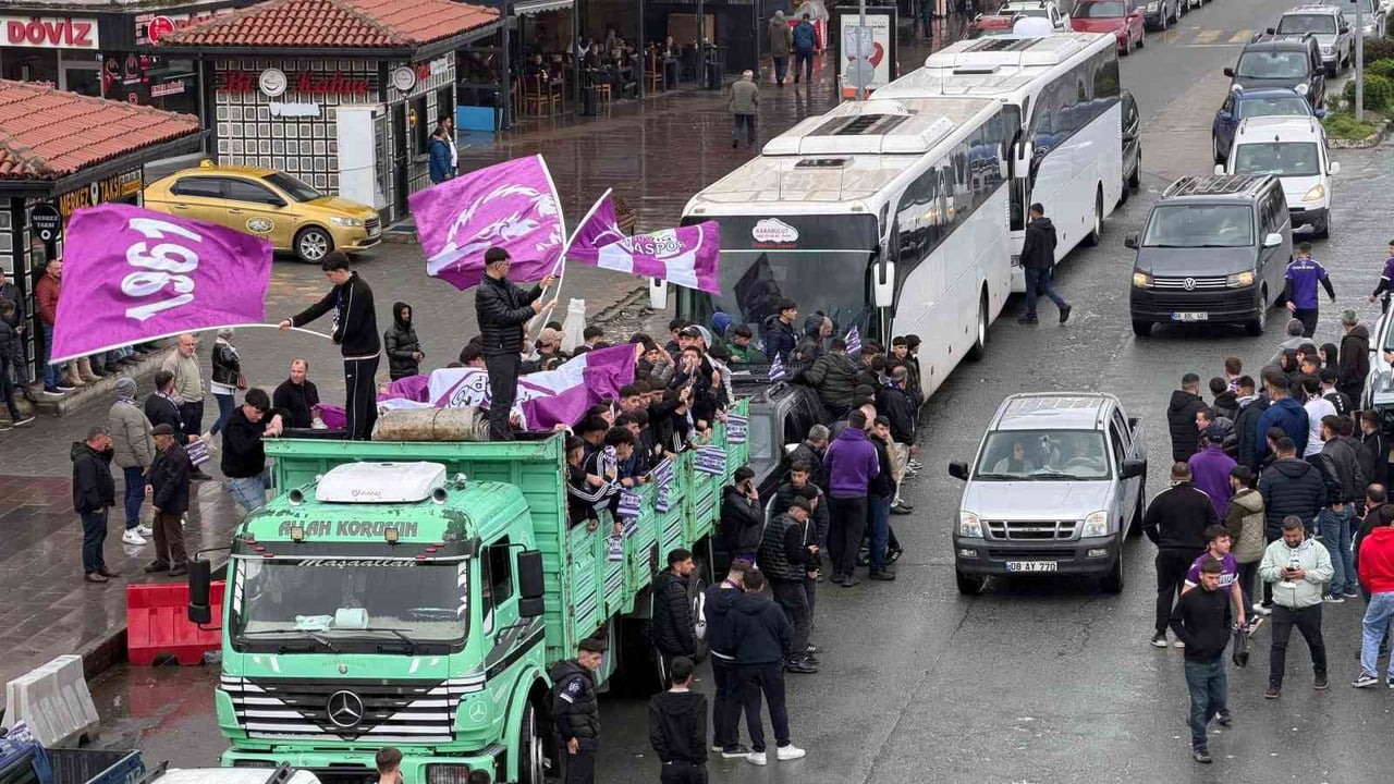 ARTVİN’İN HOPA İLÇESİNDE OYNANAN AMATÖR FUTBOL KARŞILAŞMASI ÖNCESİNDE TARAFTARLARIN KAMYON...