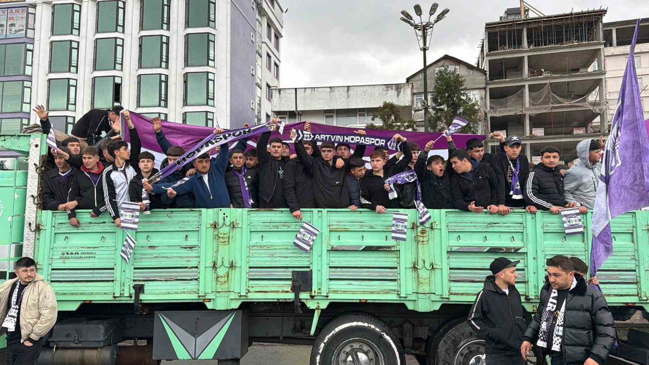 ARTVİN’İN HOPA İLÇESİNDE OYNANAN AMATÖR FUTBOL KARŞILAŞMASI ÖNCESİNDE TARAFTARLARIN KAMYON...