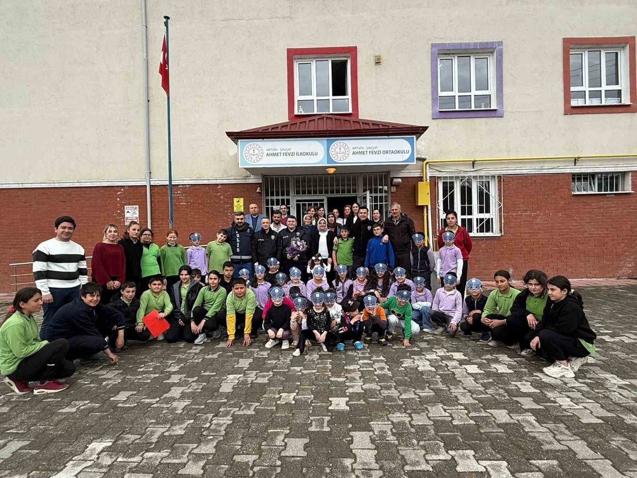 ARTVİN’İN ŞAVŞAT İLÇESİNDE, OKUL ÇEVRESİNDE ÖĞRENCİLERE RAHATSIZLIK VEREN ŞÜPHELİ ŞAHISLAR OLDUĞU...