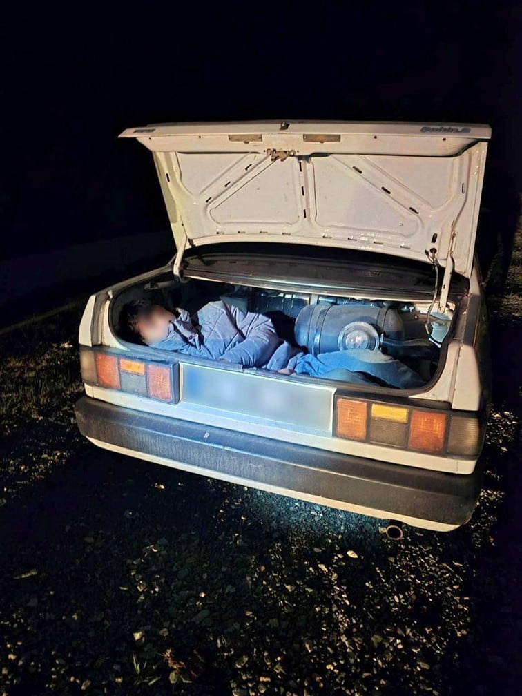 ARTVİN’İN YUSUFELİ İLÇESİNDE JANDARMA EKİPLERİNCE DURDURULAN BİR OTOMOBİLİN BAGAJINDA 6 DÜZENSİZ...