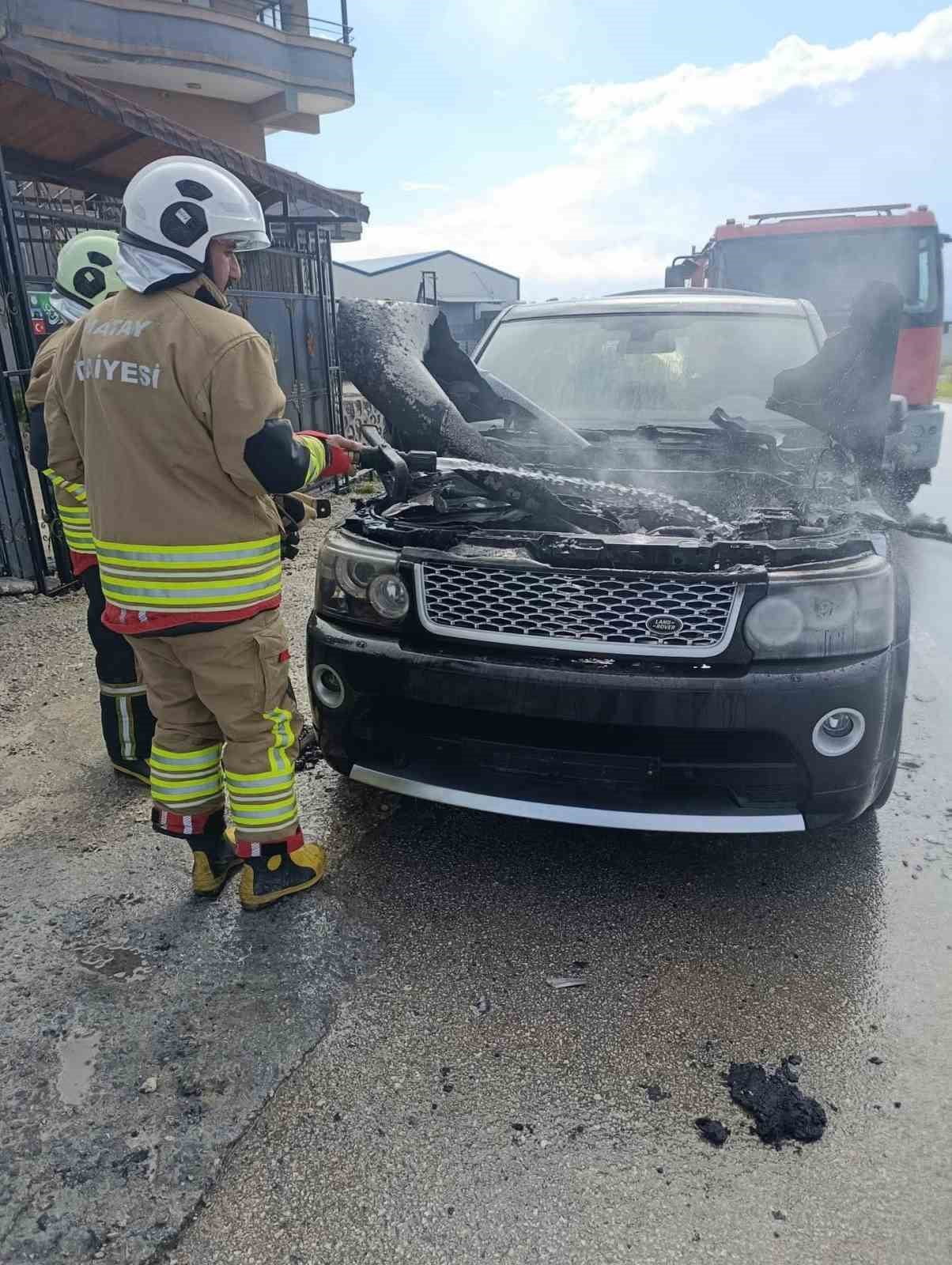 ASA ALTINÖZÜ'DE ARAÇ YANGINI (FOTOĞRAFLI) CEMAL KILINÇ HATAY (İHA) - HATAY’DA SEYİR HALİNDEYKEN...