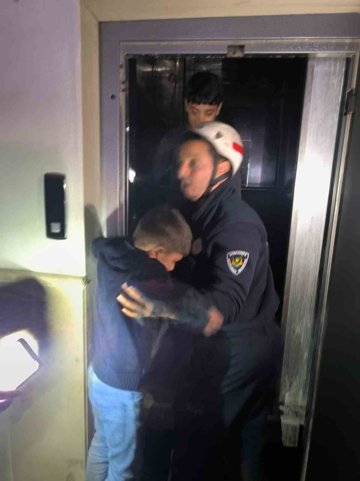 ASANSÖRDE MAHSUR KALAN 3 ÇOCUK KURTARILDI