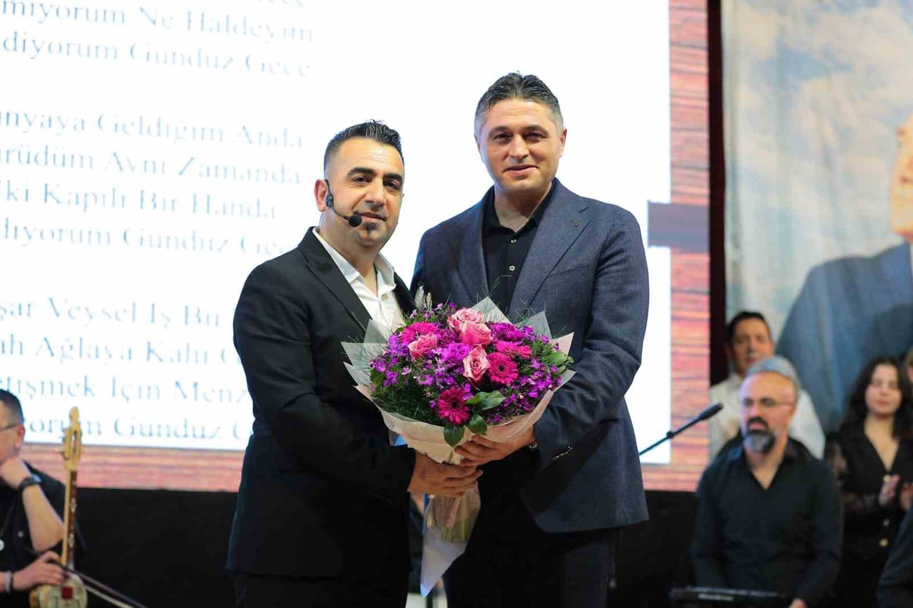 AŞIK VEYSEL TÜRKÜLERİ ALİAĞA'DA YANKILANDI