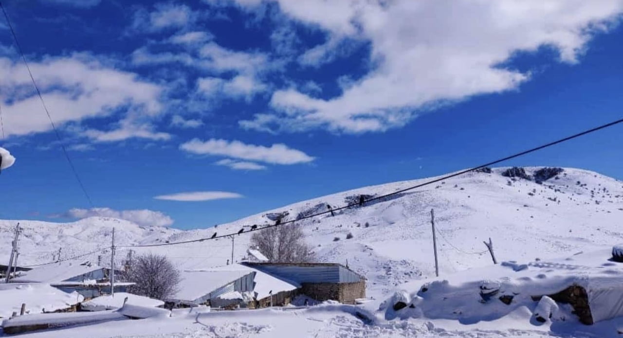 AŞKALE İLÇESİNDE, BAHAR AYLARININ YAŞANDIĞI NİSAN GÜNLERİNDE BEKLENMEDİK KAR YAĞIŞI ETKİLİ...