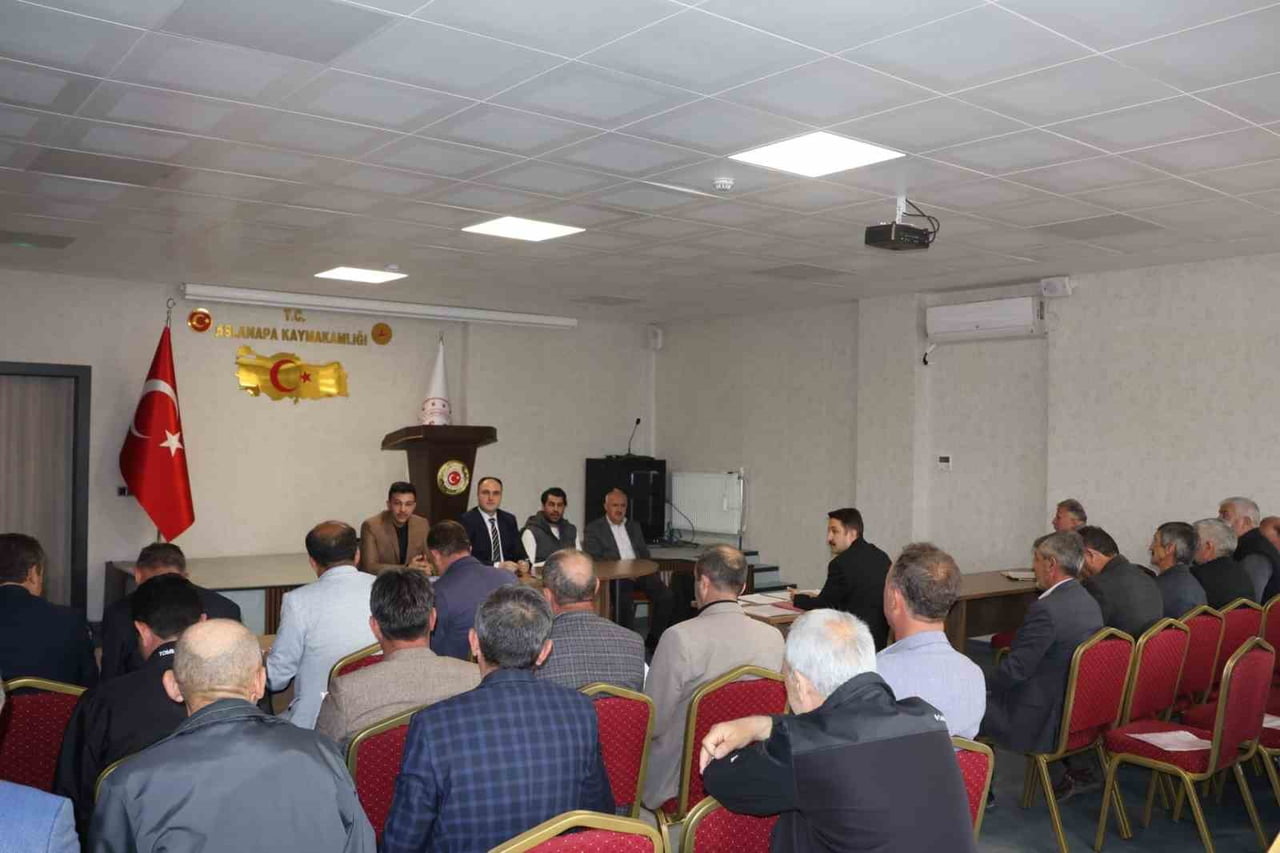 ASLANAPA KAYMAKAMI İSMAİL TOSUN, KÖY MUHTARLARIYLA BİR ARAYA GELDİ