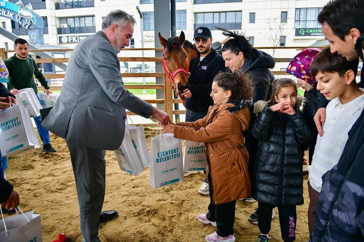 AT BİNEN ÇOCUKLAR HEM EĞLENDİ HEM DE STRES ATTI.