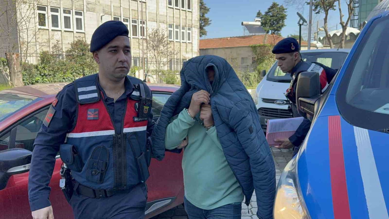 ATAKUM İLÇESİNDE KOMŞUSUNU GÜRÜLTÜ YAPTIĞI GEREKÇESİYLE SİLAHLA TEHDİT EDEREK HAVAYA ATEŞ AÇAN...