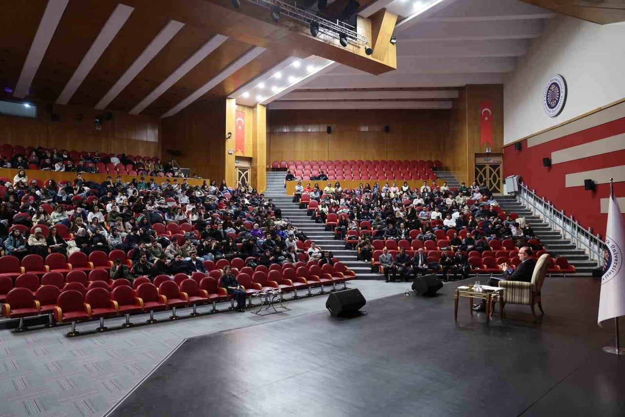 ATATÜRK ÜNİVERSİTESİ REKTÖRÜ PROF. DR. AHMET HACIMÜFTÜOĞLU, TIP FAKÜLTESİ 1 VE 2. SINIF...