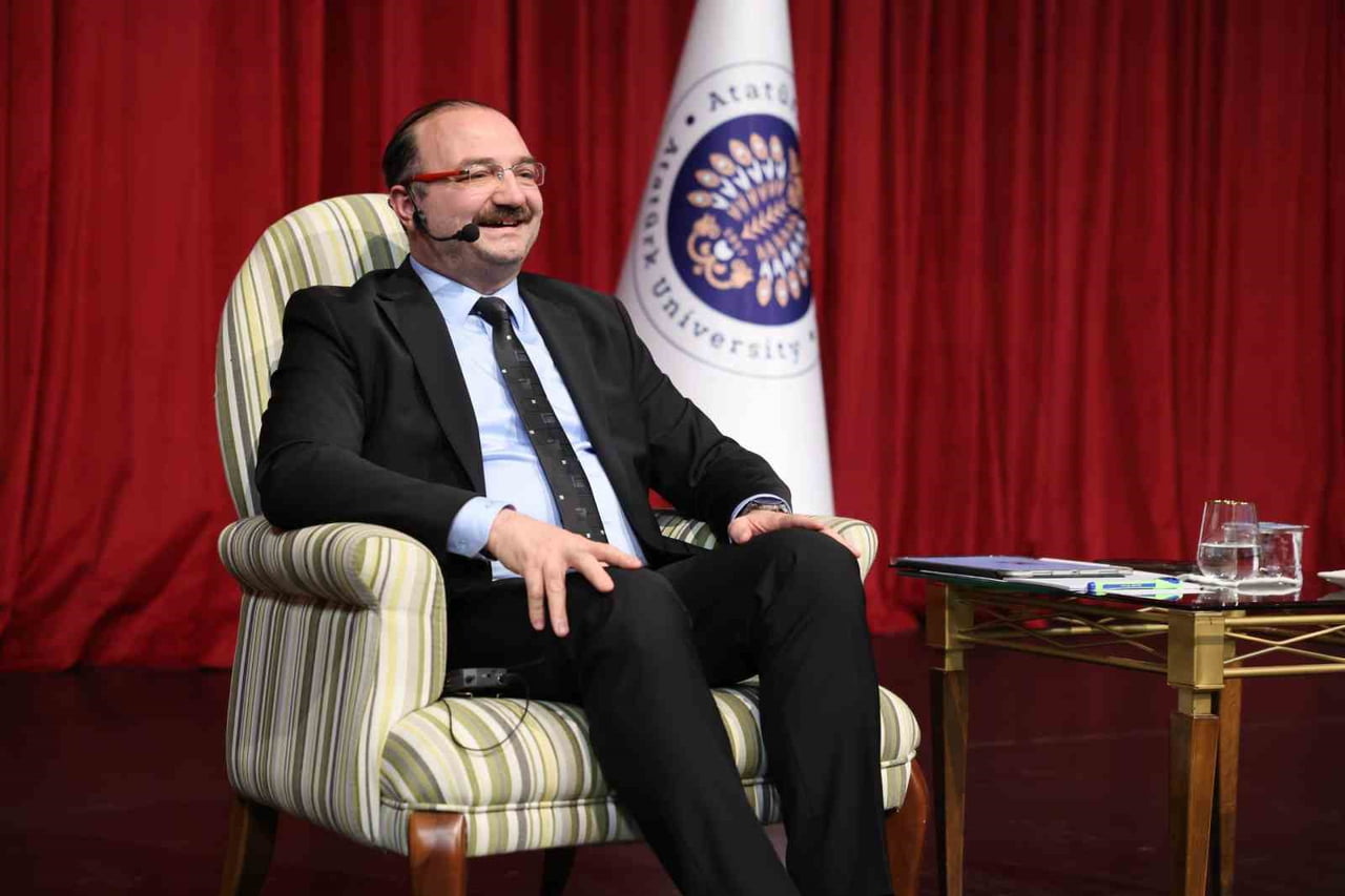 ATATÜRK ÜNİVERSİTESİ REKTÖRÜ PROF. DR. AHMET HACIMÜFTÜOĞLU, TIP FAKÜLTESİ 1 VE 2. SINIF...