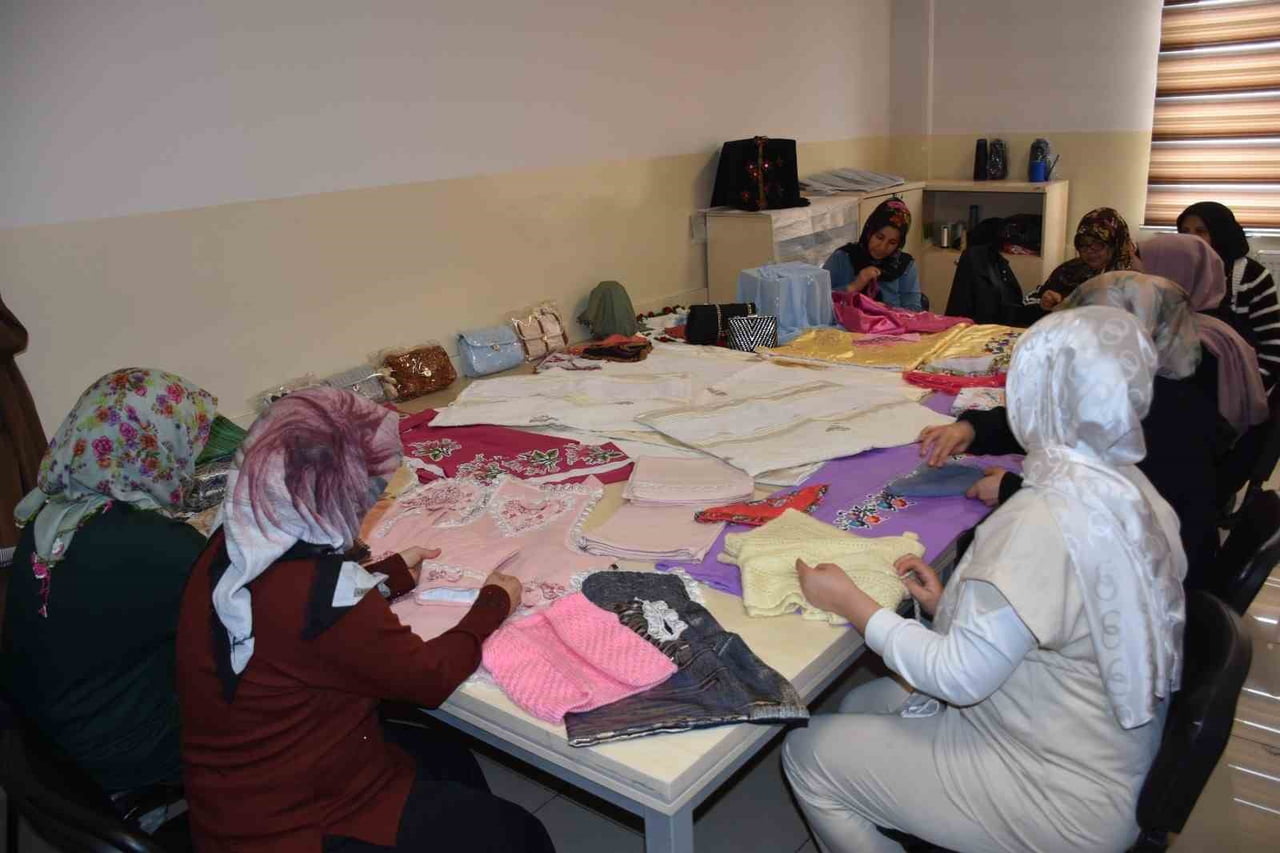 ATIK KUMAŞLAR KADINLARIN ELLERİNDE YENİDEN ŞEKİLLENİYOR