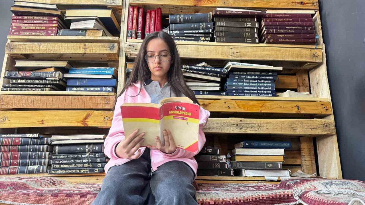 ATIK MALZEMELERLE KURULAN KÜTÜPHANE ÖĞRENCİLERİN YENİ YAŞAM ALANI OLDU