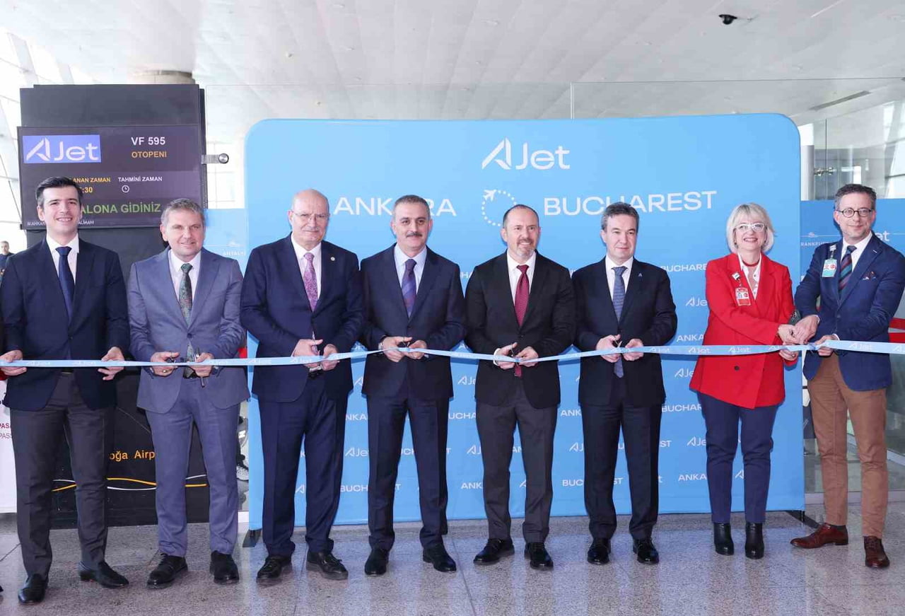 ATO BAŞKANI BARAN (SOLDAN ÜÇÜNCÜ), AJET HAVAYOLLARI'NIN ANKARA-BÜKREŞ HATTINDA BAŞLATTIĞI İLK...