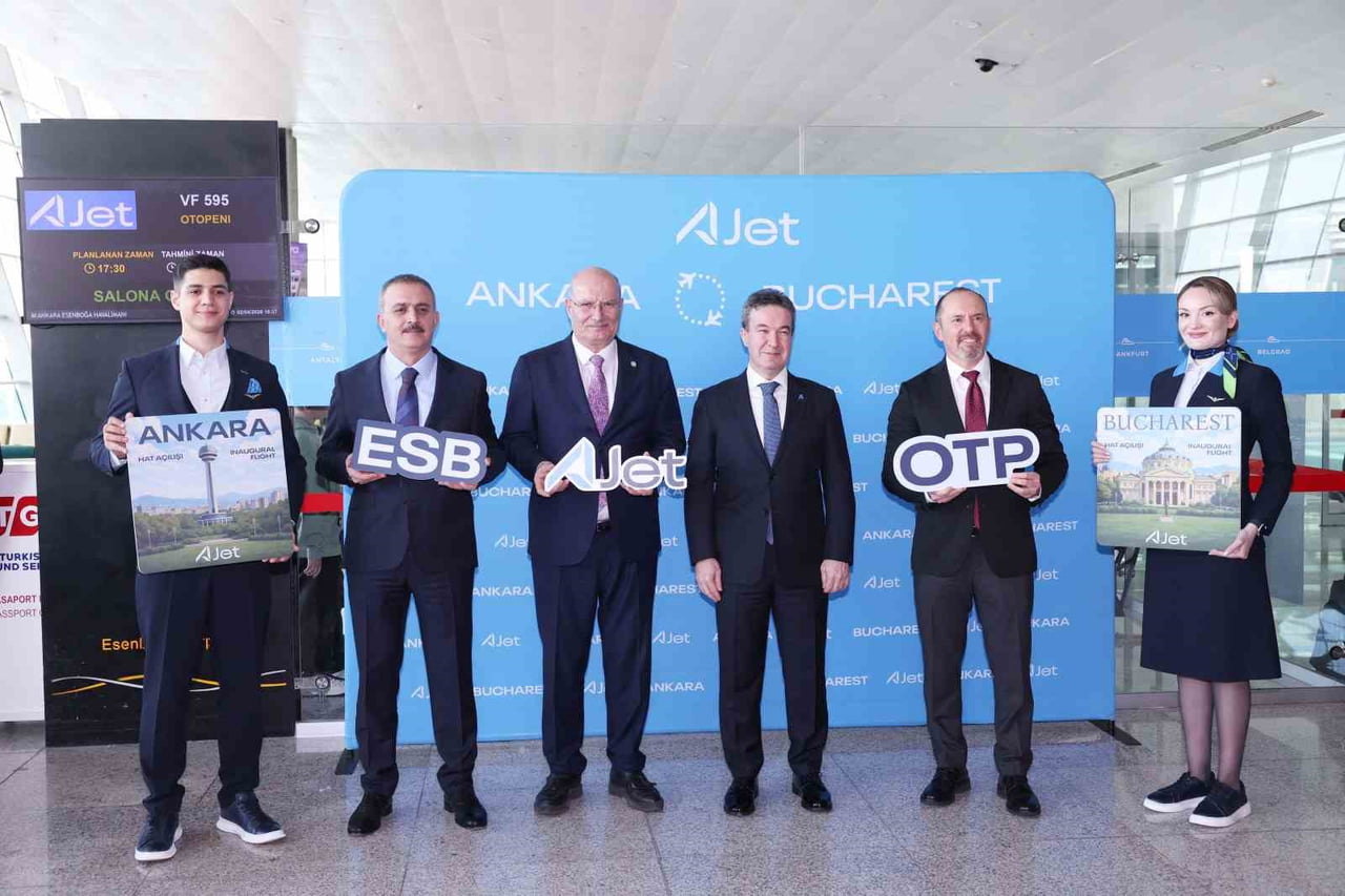 ATO BAŞKANI BARAN (SOLDAN ÜÇÜNCÜ), AJET HAVAYOLLARI'NIN ANKARA-BÜKREŞ HATTINDA BAŞLATTIĞI İLK...