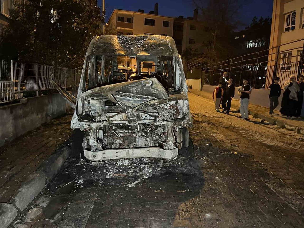 AVCILAR'DA PARK HALİNDEKİ SERVİS ARACI ALEV ALEV YANDI. YANGIN İTFAİYE EKİPLERİNCE SÖNDÜRÜLÜRKEN...