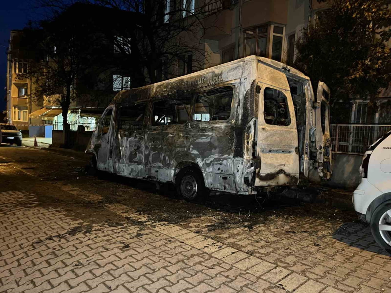 AVCILAR'DA PARK HALİNDEKİ SERVİS ARACI ALEV ALEV YANDI. YANGIN İTFAİYE EKİPLERİNCE SÖNDÜRÜLÜRKEN...