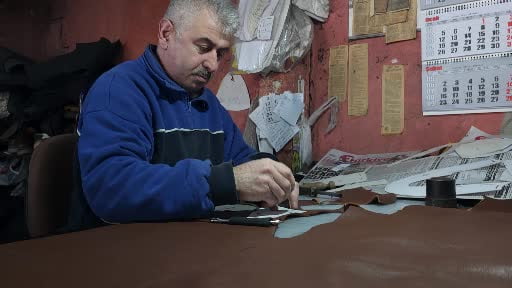Ayakkabı imalatçısı 26 yıllık atölyesinde teknolojiyle yarışıyor
