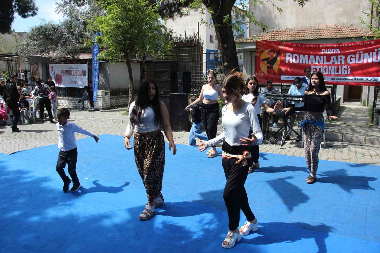 AYDIN'DA 8 NİSAN DÜNYA ROMANLAR GÜNÜ, MÜZİK VE DANSIN EKSİK OLMADIĞI RENKLİ GÖRÜNTÜLER EŞLİĞİNDE...