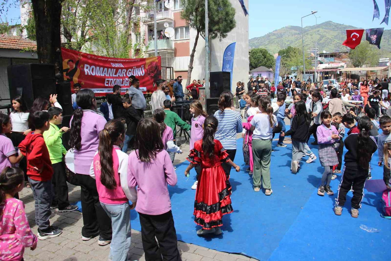 AYDIN'DA 8 NİSAN DÜNYA ROMANLAR GÜNÜ, MÜZİK VE DANSIN EKSİK OLMADIĞI RENKLİ GÖRÜNTÜLER EŞLİĞİNDE...