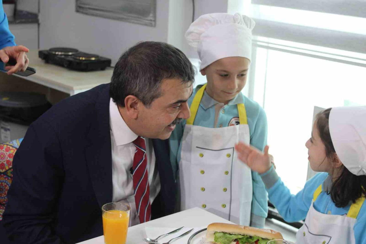 AYDIN'DA İLKOKUL ÖĞRENCİLERİ İLE BİR ARAYA GELEREK TALEPLERİNİ DİNLEYEN MİLLİ EĞİTİM BAKANI YUSUF...