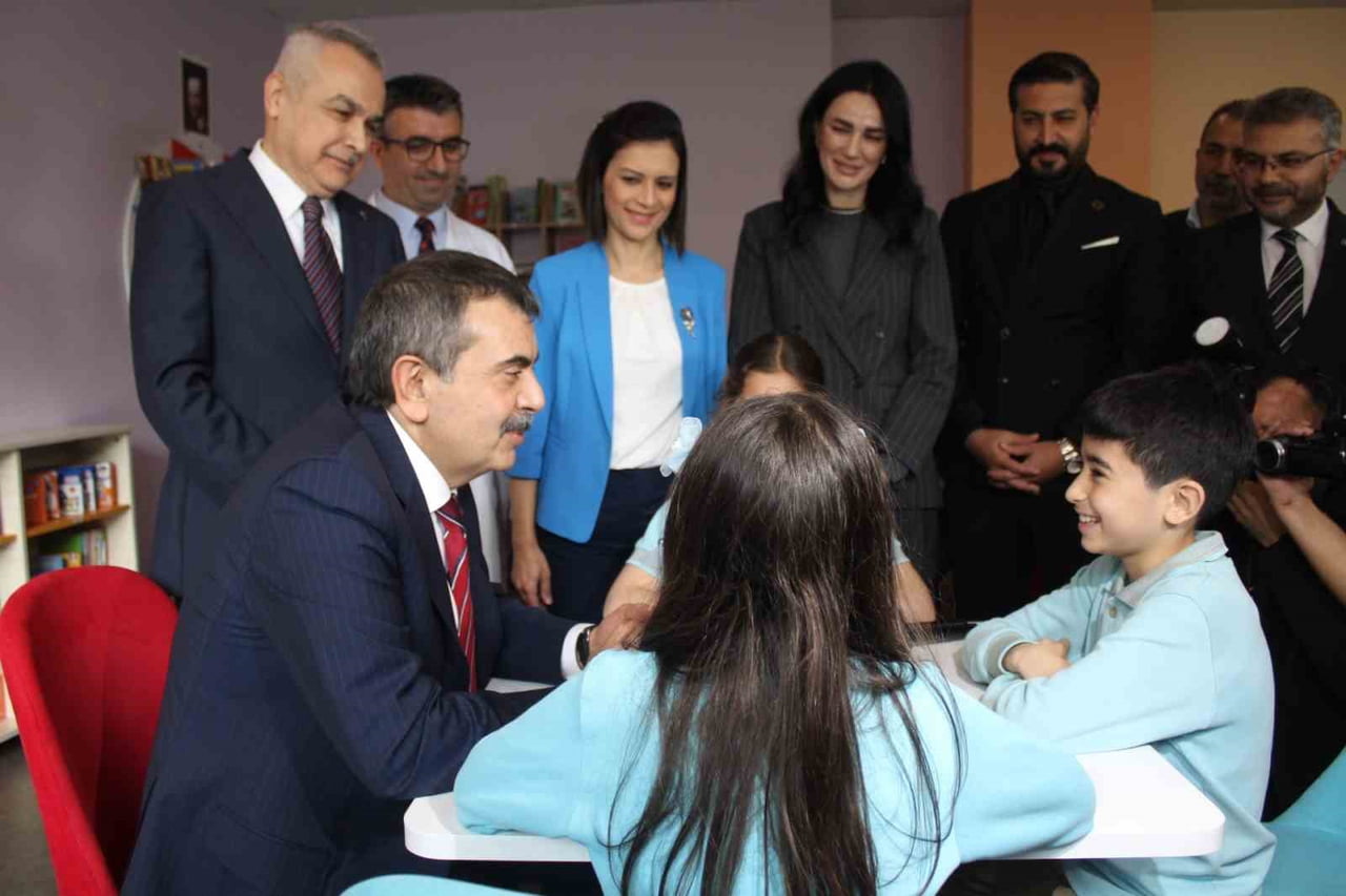 AYDIN'DA İLKOKUL ÖĞRENCİLERİ İLE BİR ARAYA GELEREK TALEPLERİNİ DİNLEYEN MİLLİ EĞİTİM BAKANI YUSUF...