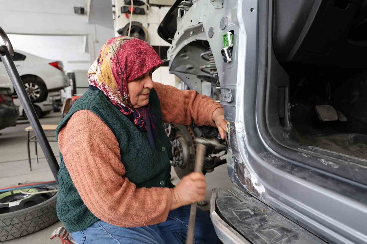 AYDIN'DA OTO DOĞRULTMA USTASI OLARAK ÇALIŞAN 63 YAŞINDAKİ KADIN, ERKEK EGEMEN SANAYİDE 45 YILLIK...