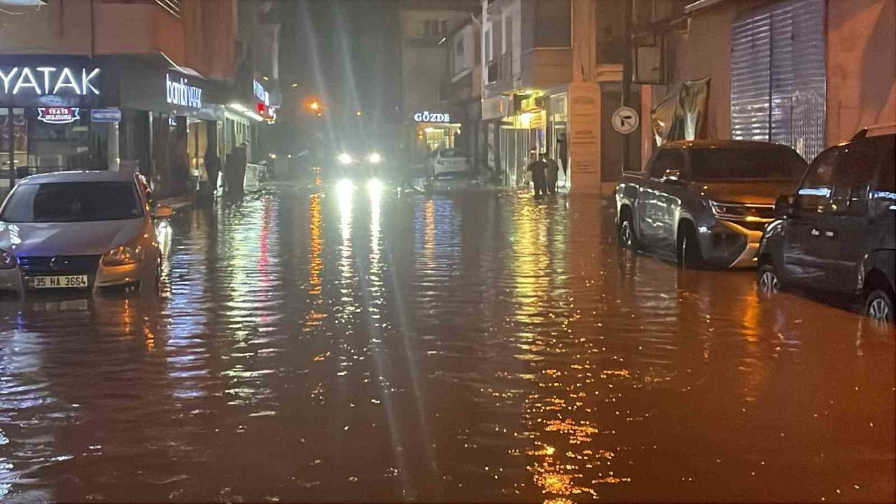 AYDIN'IN ÇİNE İLÇESİNDE AKŞAM SAATLERİNDE ETKİLİ OLAN SAĞANAK YAĞIŞ SEBEBİYLE SOKAKLAR ADETA GÖLE...