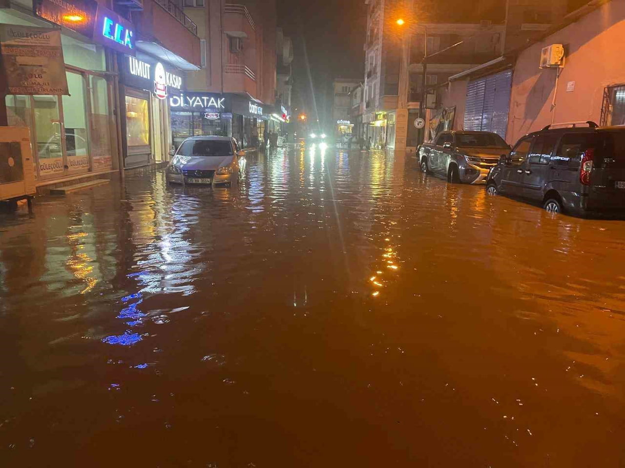 AYDIN'IN ÇİNE İLÇESİNDE AKŞAM SAATLERİNDE ETKİLİ OLAN SAĞANAK YAĞIŞ SEBEBİYLE SOKAKLAR ADETA GÖLE...