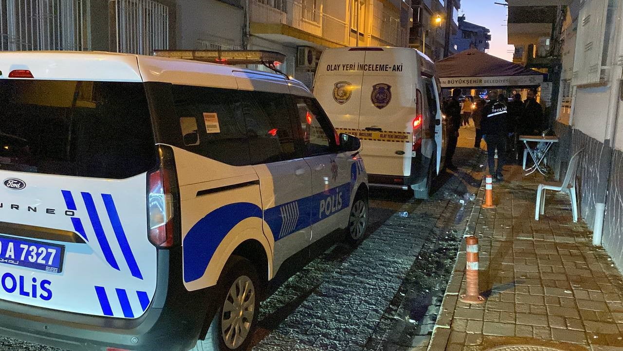 AYDIN'IN EFELER İLÇESİNDE 5 KATLI APARTMANIN SON KATINDA CAM SİLERKEN PENCEREDEN BETON ZEMİNE...