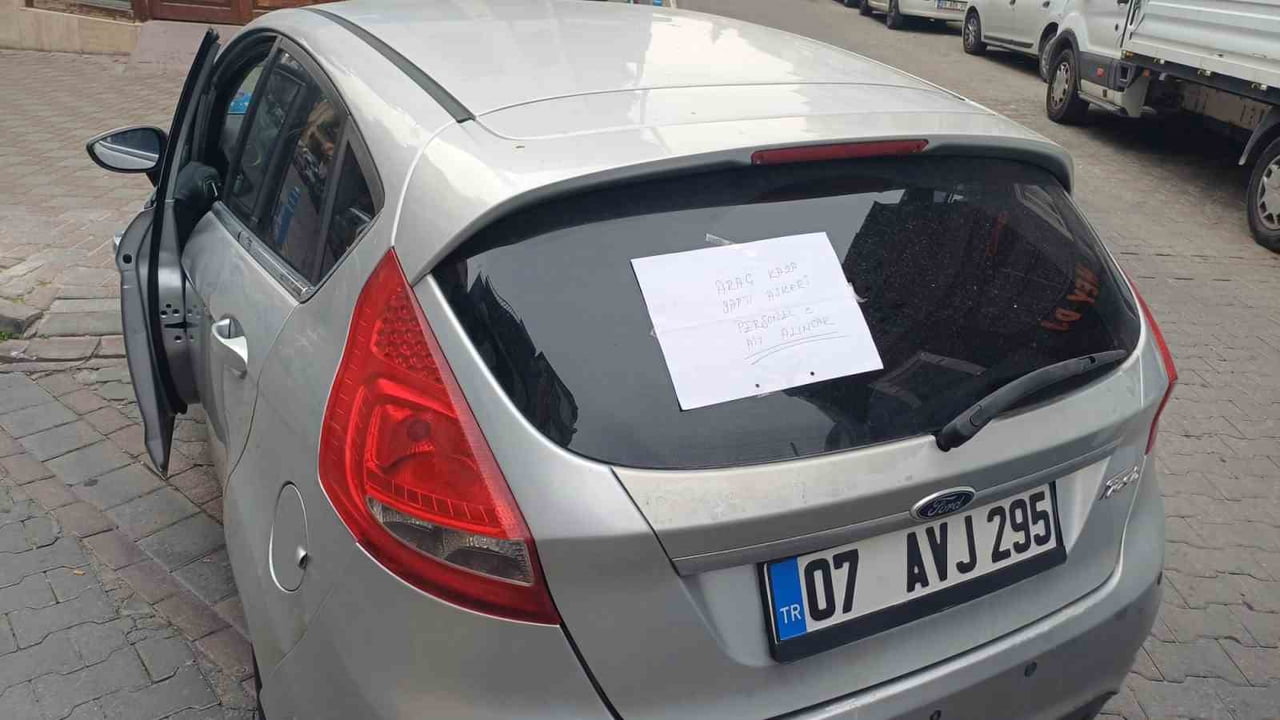 AYDIN'IN EFELER İLÇESİNDE EL FRENİNİ ÇEKMEYİ UNUTARAK ARACINDAN İNMEK İSTEYEN SÜRÜCÜ, GERİ KAYAN...