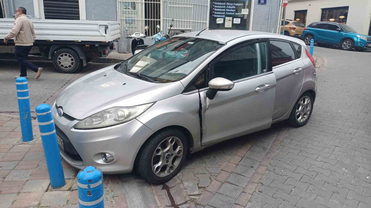 AYDIN'IN EFELER İLÇESİNDE EL FRENİNİ ÇEKMEYİ UNUTARAK ARACINDAN İNMEK İSTEYEN SÜRÜCÜ, GERİ KAYAN...