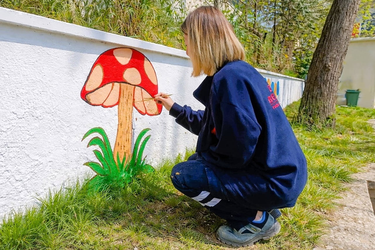 AYDIN'IN EFELER İLÇESİNDE PARKLARDAKİ TRAFOLAR VE YÜZEYLER DEKORATİF BOYAMALARLA YENİLENİRKEN...