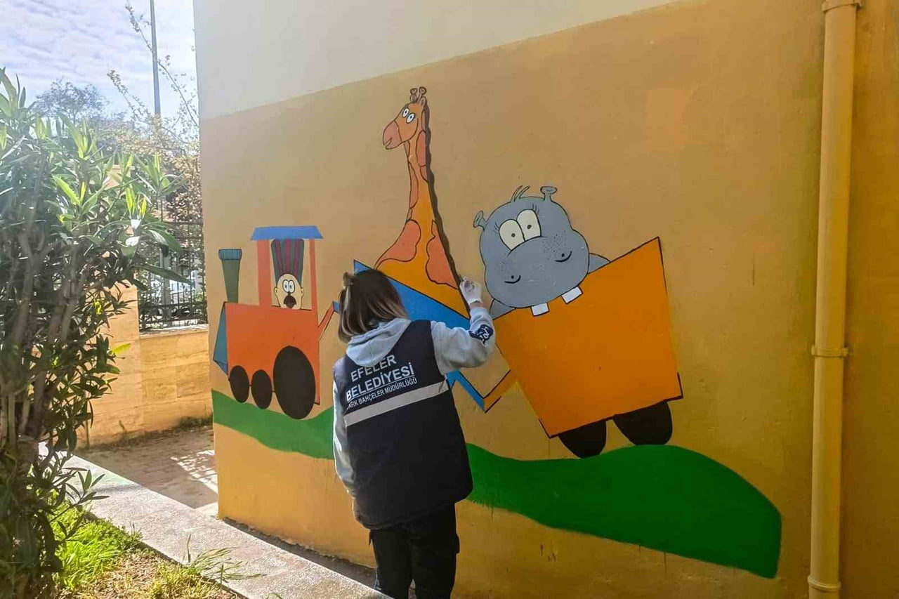 AYDIN'IN EFELER İLÇESİNDE PARKLARDAKİ TRAFOLAR VE YÜZEYLER DEKORATİF BOYAMALARLA YENİLENİRKEN...