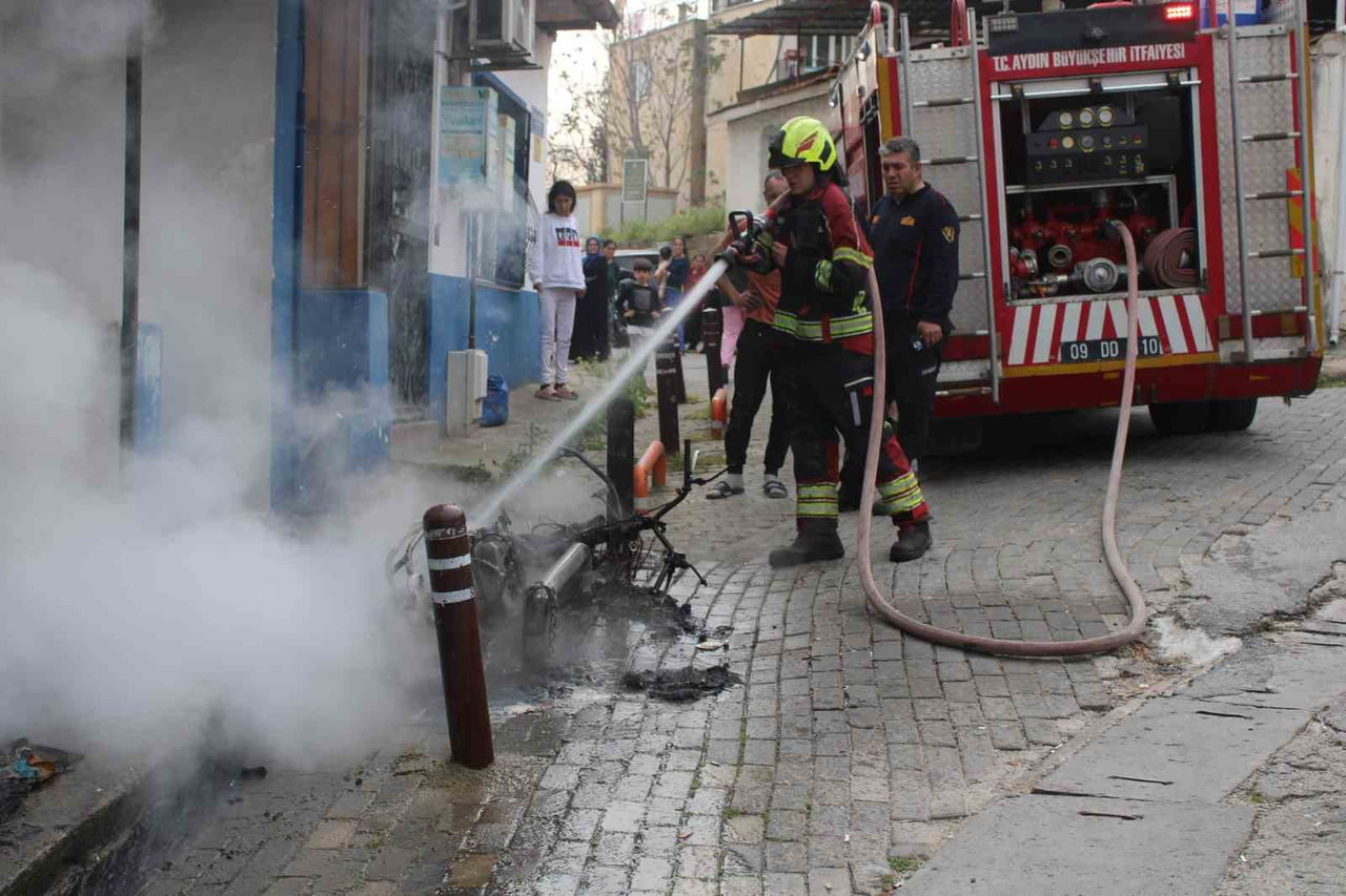 AYDIN'IN EFELER İLÇESİNDE TAMİRAT SIRASINDA BİR ANDA TUTUŞAN ELEKTRİKLİ MOTOSİKLET KÜLE...