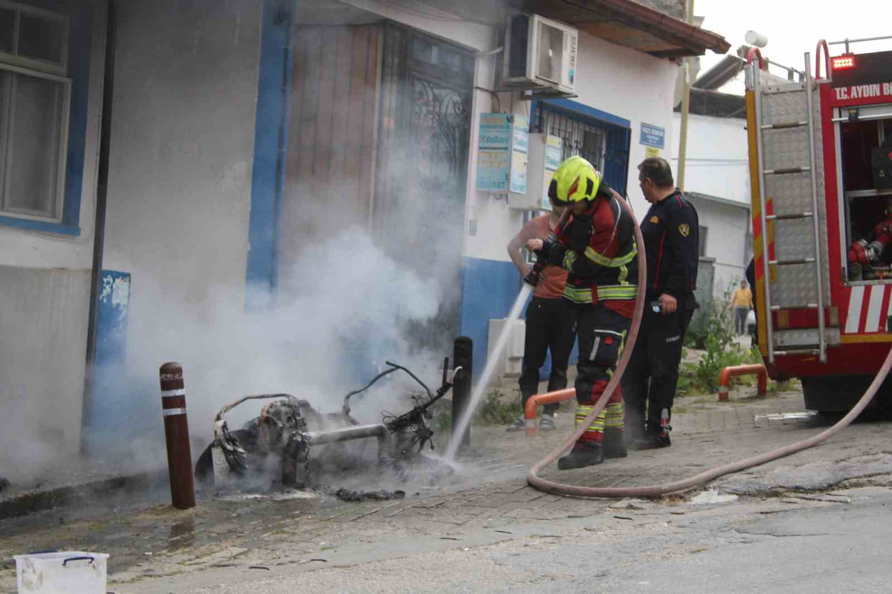 AYDIN'IN EFELER İLÇESİNDE TAMİRAT SIRASINDA BİR ANDA TUTUŞAN ELEKTRİKLİ MOTOSİKLET KÜLE...
