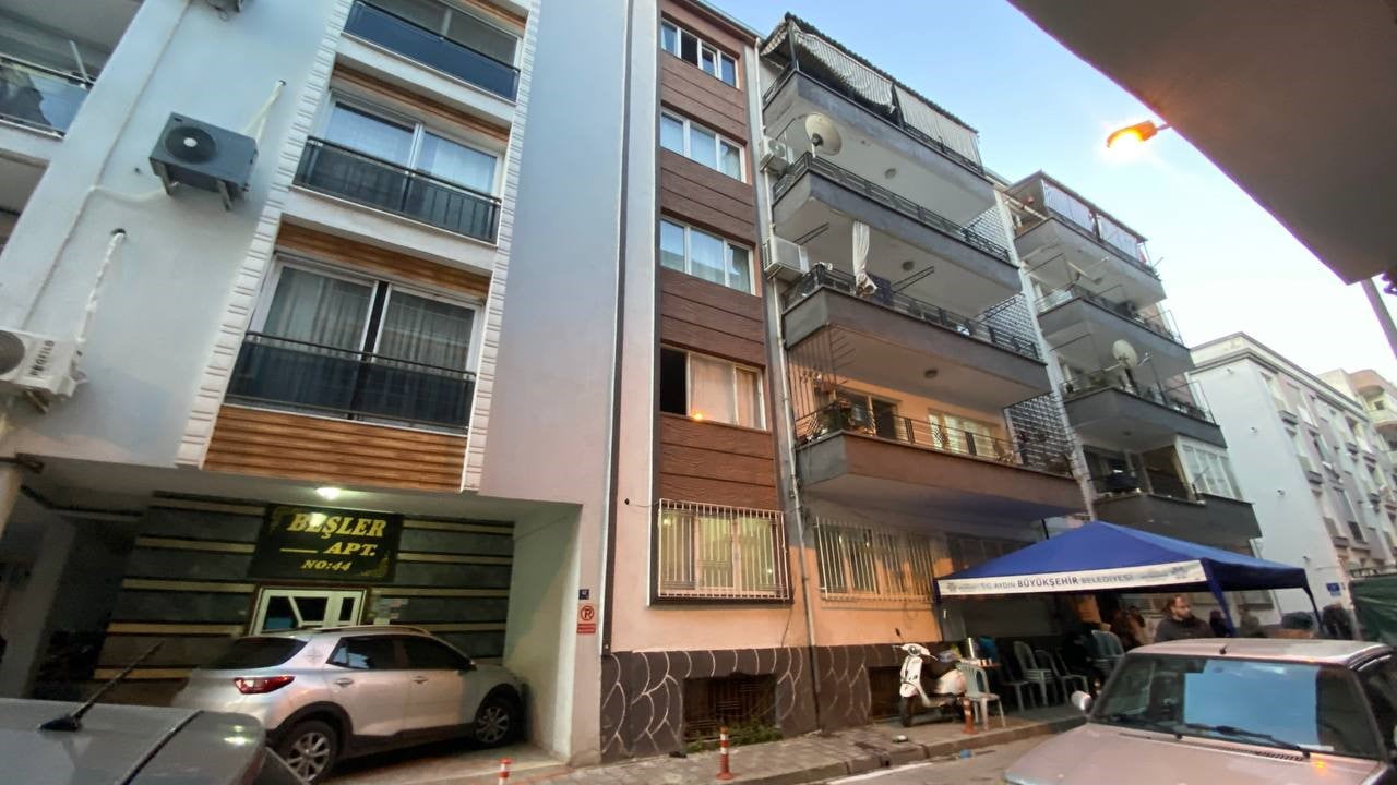 AYDIN'IN EFELER İLÇESİNDE TEMİZLİKÇİ BİR KADIN 5 KATLI APARTMANIN SON KATINDA CAM SİLMEK İÇİN...