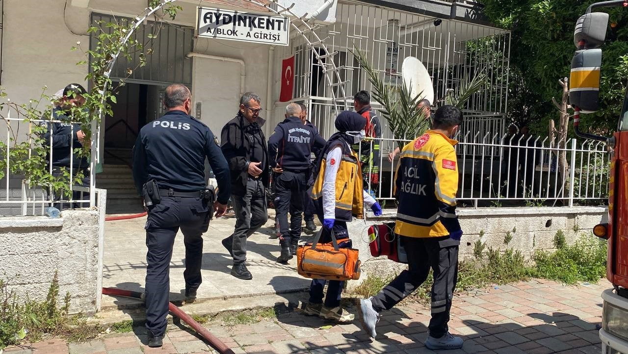 AYDIN'IN EFELER İLÇESİNDEKİ BİR EVDE HENÜZ NEDENİ BELİRLENEMEYEN PATLAMA SONRASI ÇIKAN YANGINDA...