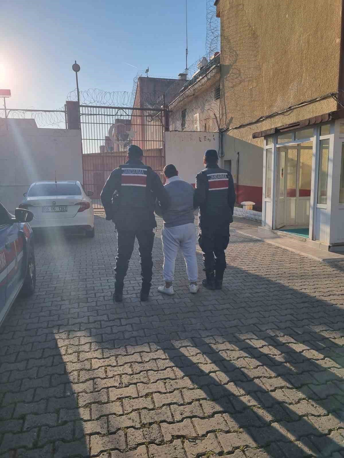 AYDIN'IN GERMENCİK İLÇESİNDE UYUŞTURUCU SUÇUNDAN HAPİS CEZASIYLA ARANAN ŞAHIS, JANDARMA...