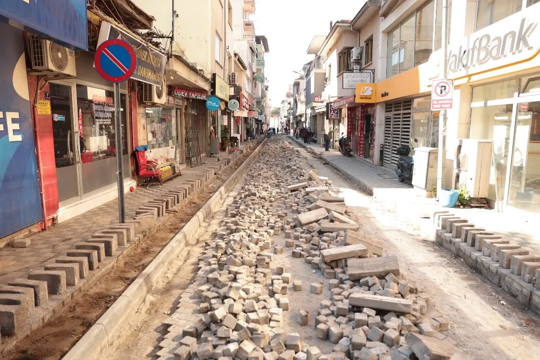 AYDIN'IN İNCİRLİOVA İLÇESİNDE SAHA ÇALIŞMALARINI SÜRDÜREN BELEDİYE EKİPLERİ, FEVZİ PAŞA...