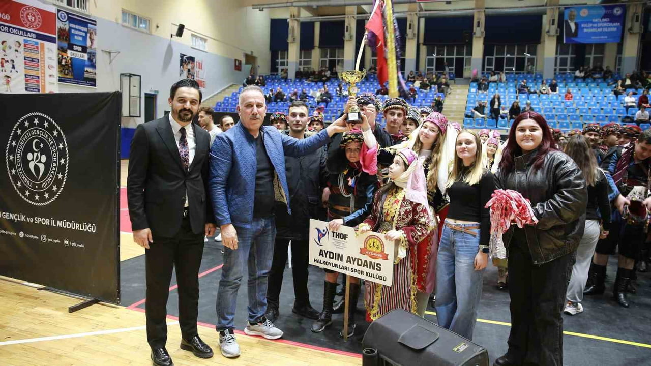 AYDIN'IN KARACASU İLÇESİNDE SAHNELENEN "HEPİMİZ MAHKUMUZ" ADLI TİYATRO OYUNU, VATANDAŞLARIN YOĞUN...