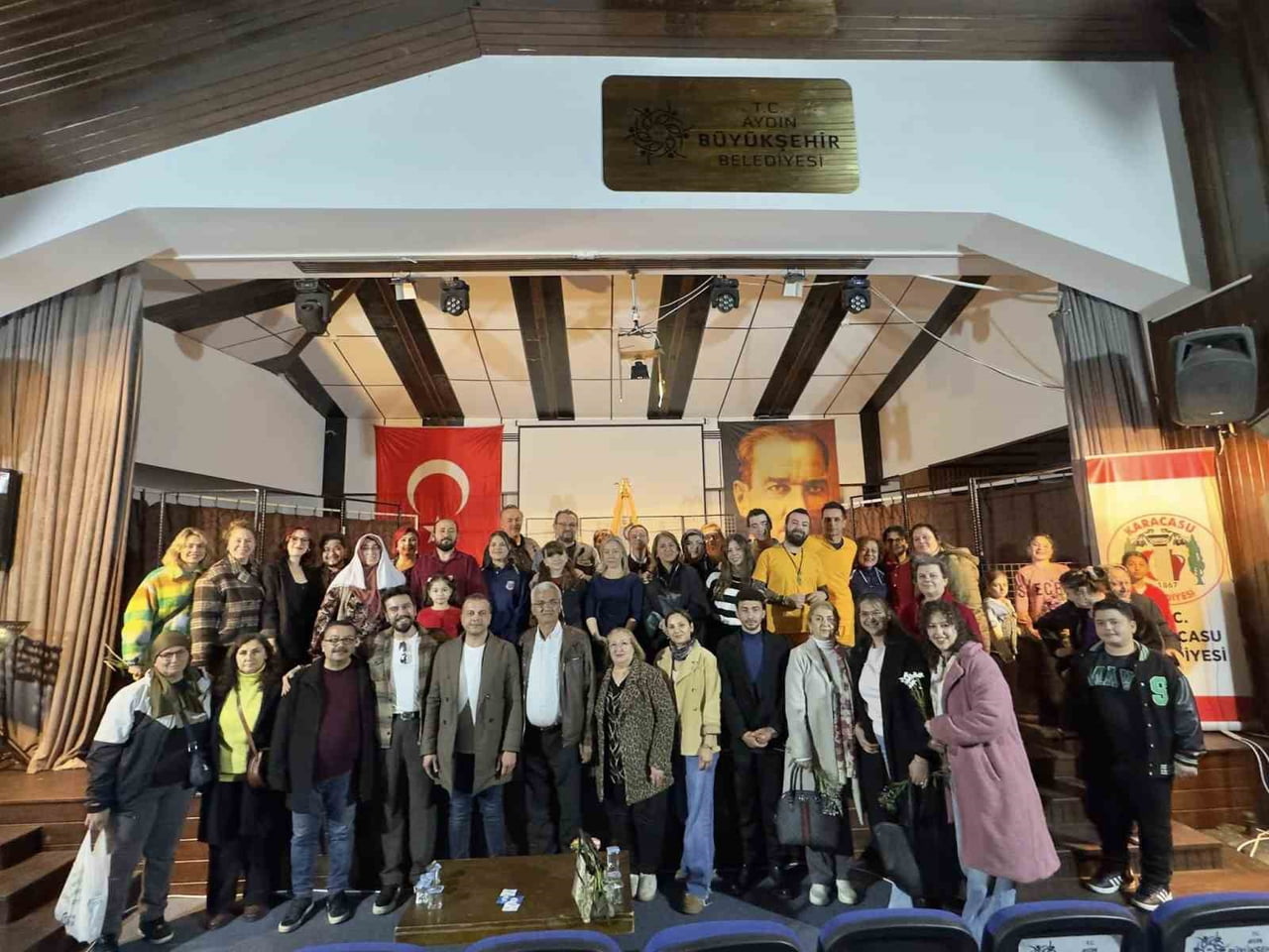 AYDIN'IN KARACASU İLÇESİNDE SAHNELENEN "HEPİMİZ MAHKUMUZ" ADLI TİYATRO OYUNU, VATANDAŞLARIN YOĞUN...