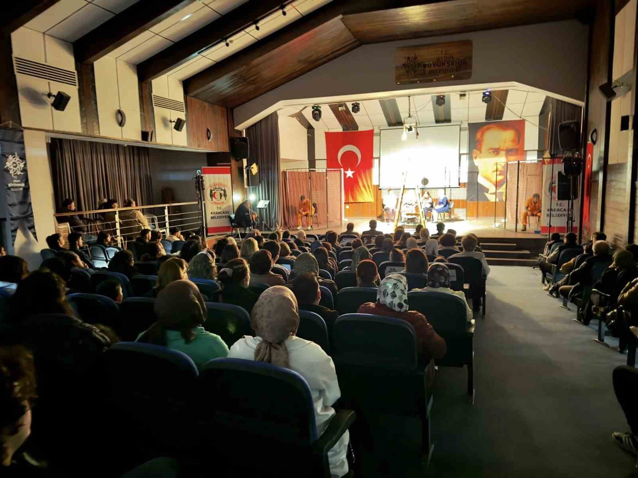 AYDIN'IN KARACASU İLÇESİNDE SAHNELENEN "HEPİMİZ MAHKUMUZ" ADLI TİYATRO OYUNU, VATANDAŞLARIN YOĞUN...