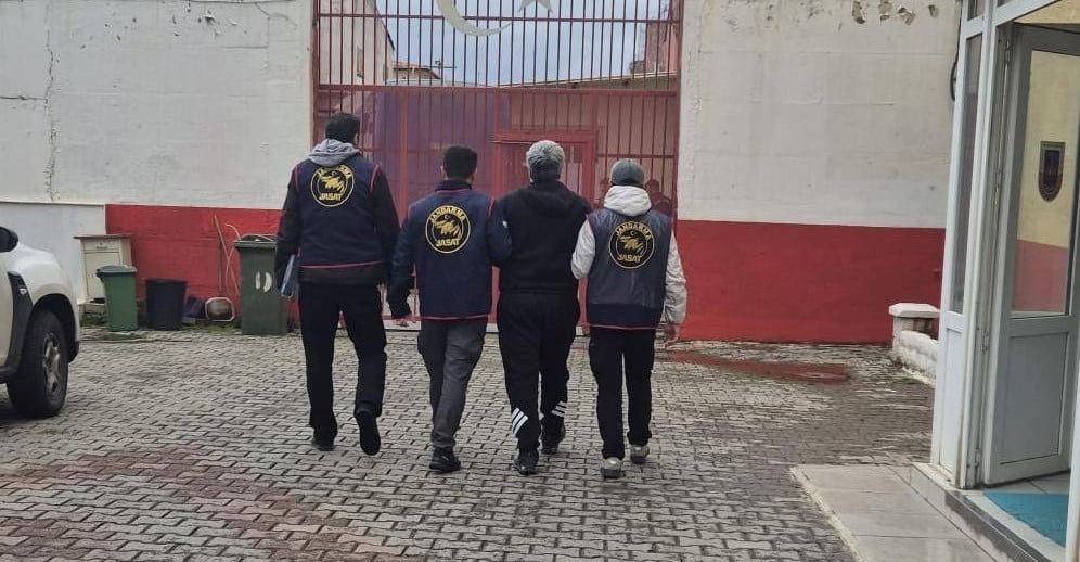 AYDIN'IN KUŞADASI İLÇESİNDE 3 YILDIR FİRARİ OLARAK ARANAN VE ÇEŞİTLİ SUÇLARDAN TOPLAMDA 18 YIL 1...