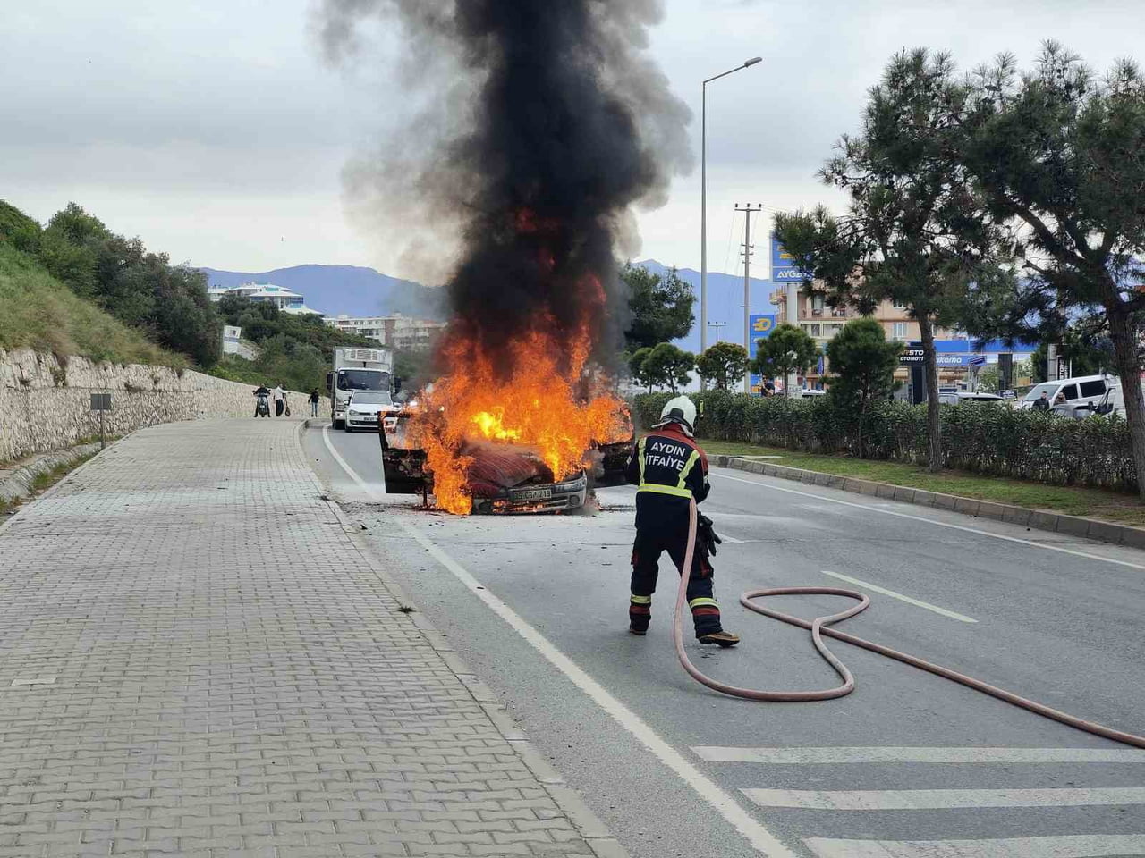 AYDIN'IN KUŞADASI İLÇESİNDE AYNI GÜZERGAHTA KISA ARAYLA İKİ OTOMOBİLİN ALEV ALMASI PANİĞE NEDEN...