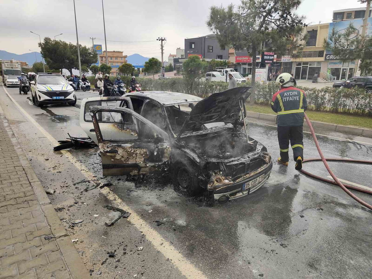 AYDIN'IN KUŞADASI İLÇESİNDE AYNI GÜZERGAHTA KISA ARAYLA İKİ OTOMOBİLİN ALEV ALMASI PANİĞE NEDEN...