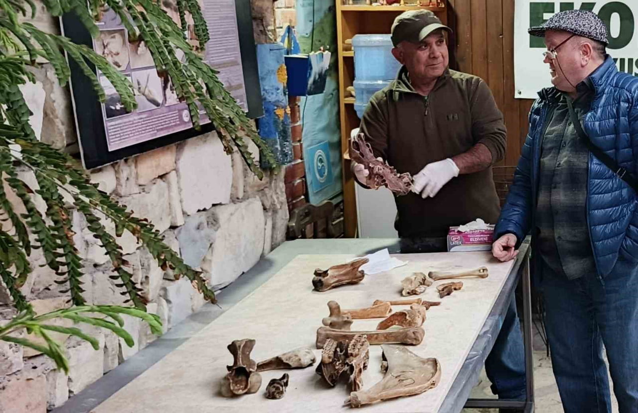 AYDIN'IN KUŞADASI İLÇESİNDE ETKİLİ OLAN YOĞUN YAĞIŞ VE FIRTINANIN ARDINDAN KIYILARDA ORTAYA ÇIKAN...