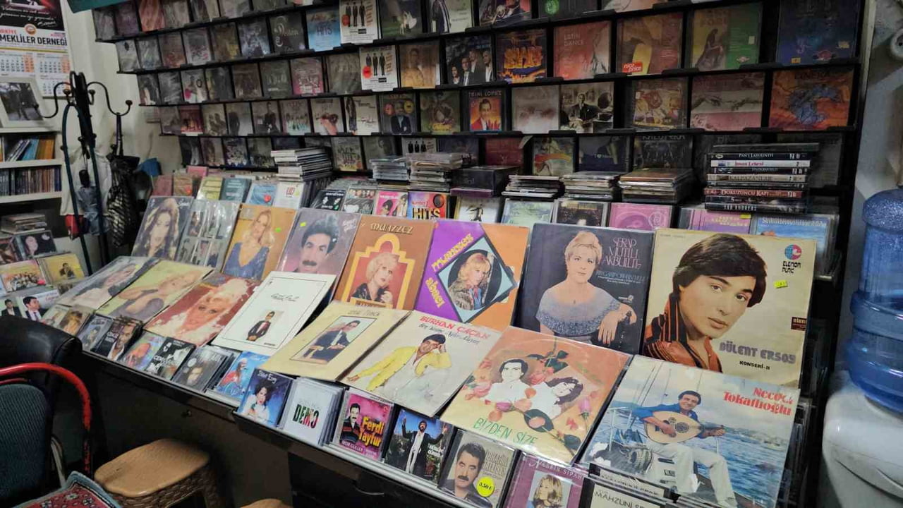 AYDIN'IN NAZİLLİ İLÇESİNDE YAŞAYAN AHMET SERT, TÜRK MÜZİK TARİHİNDE BÜYÜK YERİ OLAN PLAKLARI VE...