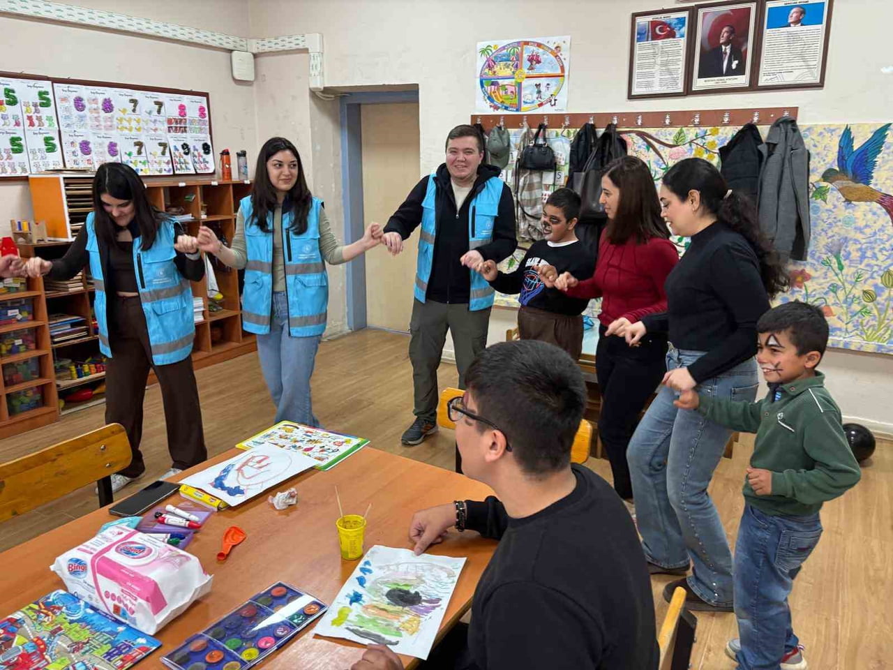 AYDIN'IN YENİPAZAR İLÇESİNDE GÖNÜLLÜ GENÇLER, ÖZEL EĞİTİM ÖĞRENCİLERİYLE BİR ARAYA GELEREK OYUN VE...