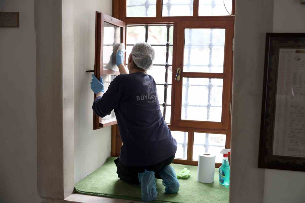 AYDIN BÜYÜKŞEHİR BELEDİYESİ, KENT GENELİNDEKİ CAMİLERDE GERÇEKLEŞTİRDİĞİ TEMİZLİK ÇALIŞMALARINA...