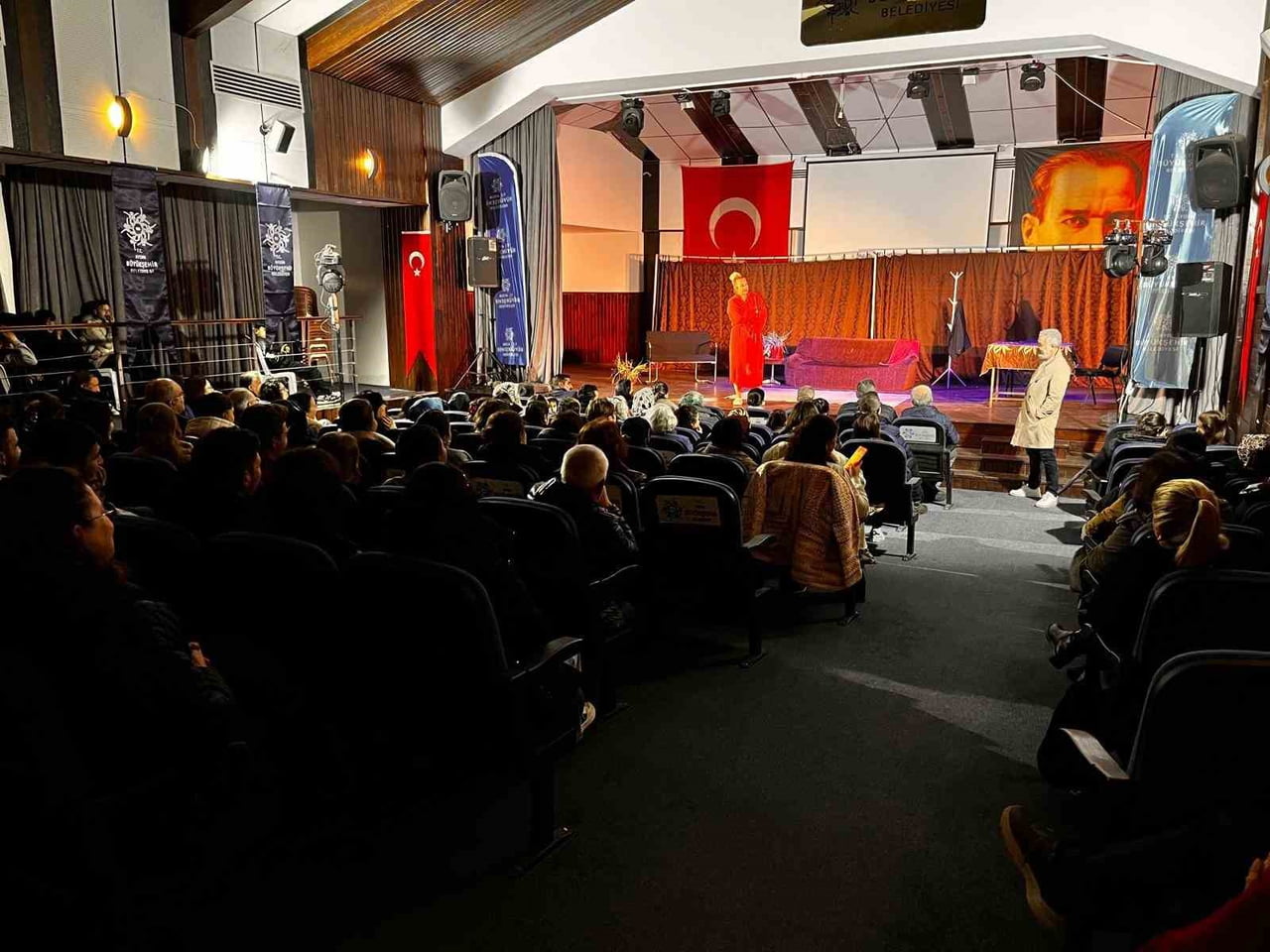 AYDIN BÜYÜKŞEHİR BELEDİYESİ’NİN KÜLTÜR-SANAT ETKİNLİKLERİ KAPSAMINDA KARACASU’DA SAHNELENEN “İYİ...