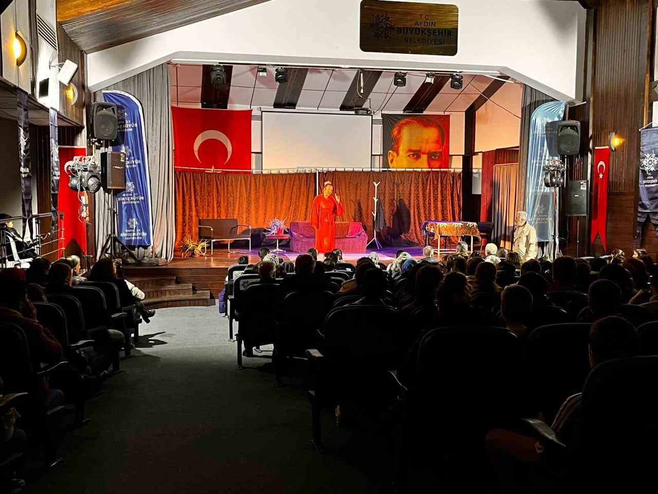 AYDIN BÜYÜKŞEHİR BELEDİYESİ’NİN KÜLTÜR-SANAT ETKİNLİKLERİ KAPSAMINDA KARACASU’DA SAHNELENEN “İYİ...